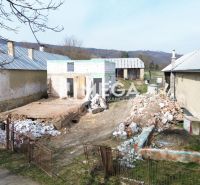 Ein Einfamilienhaus in Zbojné in Renovierung, die Umgebung mit Haufen von Baumaterialien.