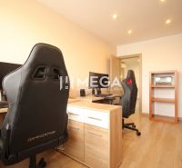 Arbeitszimmer in einer 3-Zimmer-Wohnung mit Gaming-Stühlen und einem Boden in Holzoptik.