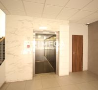 Eingangsbereich mit Aufzug und Treppenhaus in einer 3-Zimmer-Wohnung.