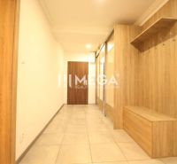 Flur in einer 3-Zimmer-Wohnung mit Holzdekor und geräumigem Einbauschrank.