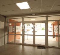 Eingangshalle eines Wohnhauses in der Učňovská-Straße in Košice II mit Briefkästen.