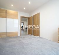 Schlafzimmer in einer 3-Zimmer-Wohnung mit Schiebetürenschrank und Holzelementen.