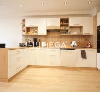 Küche mit Holzboden in einer 3-Zimmer-Wohnung, helle Möbel.