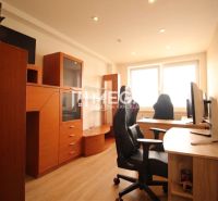 Arbeitszimmer in einer 3-Zimmer-Wohnung mit zwei Computerstationen und Möbeln in Holzdekor.