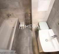 Badezimmer mit Badewanne und Keramikfliesen in einer 3-Zimmer-Wohnung.