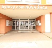 Eingang zum Wohngebäude in der Učňovská in Košice II mit Parkett für eine 3-Zimmer-Wohnung.