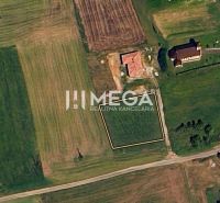 Satellitenansicht auf Wohnbaugrundstücke in der Gemeinde Víťazovce, umgeben von Grünflächen und Gebäuden.