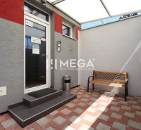 Hof in Büroräumen in der Sama-Chalupka-Straße in Michalovce mit einer Bank und Pflastersteinen.