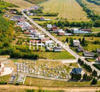 Luftaufnahme von Grundstücken - Wohnen in Slovenská Volová, umgeben von Grünflächen und Straßen.