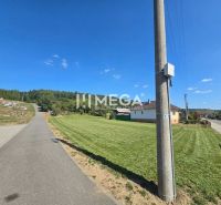 Straße in Slovenská Volová mit Grünflächen, Häusern und Kirche, Grundstücke - Wohnen.