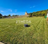 Grundstücke zum Wohnen in Slovenská Volová mit einer Kirche und einem Friedhof im Hintergrund.
