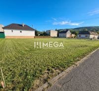 Grundstücke - Wohnen in Slovenská Volová, gepflegter Rasen, umliegende Häuser, Zufahrtsstraße.