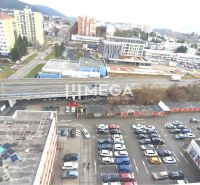 Ein Blick auf die Geschäftsräume in der Štefánikova-Straße in Humenné mit einem Parkplatz.