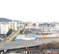 Die Stadt Humenné, Štefánikova Straße, zeigt einen Blick auf Geschäftsräume und die Autobahn.