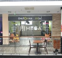 Obchodsräume mit Street-Food-Werbung in einem Einkaufszentrum.
