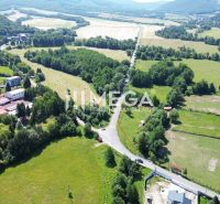 Landschaft in der Gemeinde Ptičie mit Wohnbaugrundstücken, umgeben von Grünflächen und Straßenverkehr.