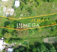 Grundstück für Wohnzwecke in Turcovce, Grünfläche mit Bäumen und einer markierten Fläche von 1756 m².