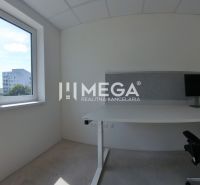 Büroflächen mit Tisch, Stuhl und Computer, Blick auf die Laborecká-Straße.