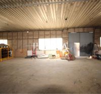 Lagerhallen und Hallen mit offenen Räumen und gelagerten Materialien.