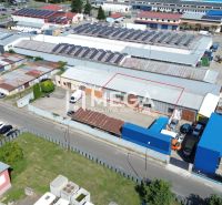 Das Industriegebiet in der Fidlikova-Straße in Humenné umfasst Lager und Hallen mit Solarmodulen.
