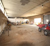 Lager und Hallen mit Betonbodenoptik, große Fenster, verschiedene Ausstattungen und Materialien.