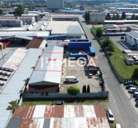 Lager- und Hallenkomplex in der Fidlikova-Straße in Humenné mit Parkplatz und Einrichtungen.