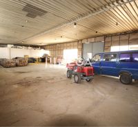 Interieur mit Fahrzeug und Lagermaterialien in Lagern und Hallen.