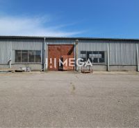 Blechhalle in der Fidlikova-Straße in Humenné, die als Lager und Hallen dient.