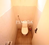 Toilette mit Keramikfliesen in Büros, Blick in den geschlossenen Raum.