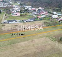 Grundstück - Wohnen mit einer Fläche von 2715 m², Verfügbarkeit in Zemplínske Hámre, umliegende Natur.