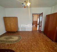 Ein Zimmer in einem Einfamilienhaus mit Schränken, Licht und einem Boden in Holzoptik.