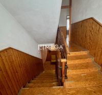 Treppe mit Geländer und Verkleidung im Einfamilienhaus, Boden mit Holzdekor.