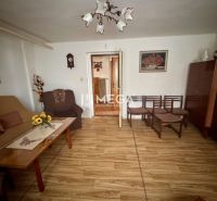 Wohnzimmer in einem Einfamilienhaus mit Holzboden und Möbeln.