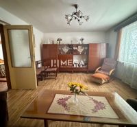 Wohnzimmer in einem Einfamilienhaus mit Holzboden und antiken Möbeln.