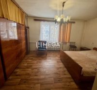 Schlafzimmer im Einfamilienhaus mit Holzboden, Kronleuchter und Schrank.