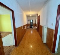 Ein Flur in einem Einfamilienhaus mit Holzverkleidung und einem Boden aus OSB-Platten.