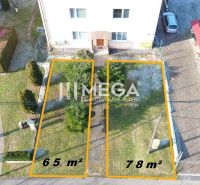 Zwei Grundstücke zum Wohnen in Humenné neben einem mehrstöckigen Gebäude, mit einer Fläche von 65 m² und 78 m².