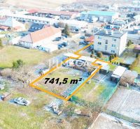 Baugrundstück in Humenné mit einer Fläche von 741,5 m², umgeben von Gebäuden.