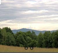 Wälder und Felder in Maškovce mit Blick auf die Hügel und den Himmel.