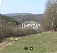 Das Land von Maškovce mit landwirtschaftlichen und forstwirtschaftlichen Flächen, umgeben von Hügeln und Wäldern.