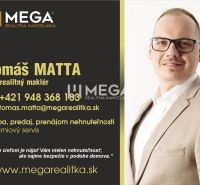 Vizitka realitného makléra s kontaktnými údajmi a špeciálnou ponukou služieb.

Visitenkarte eines Immobilienmaklers mit Kontaktdaten und einem speziellen Dienstleistungsangebot.