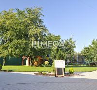 Ein Garten mit einem Kinderspielplatz und einem Brunnen in der Budovateľská-Straße in Vranov nad Topľou.