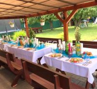 Gedeckte Tische unter dem Unterstand in der Budovateľská-Straße in Vranov nad Topľou, Gastronomiebereiche.