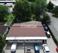 Gastronomische Räumlichkeiten in der Budovateľská-Straße in Vranov nad Topľou, umgeben von Autos und Grünflächen.