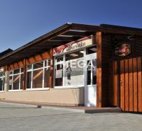 Gastronomische Räumlichkeiten in der Budovateľská-Straße in Vranov nad Topľou mit hölzernem Außenverkleidung.