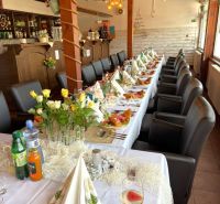 Elegant gedeckte Tische mit Dekorationen in Gastronomiebereichen schaffen eine angenehme Atmosphäre.