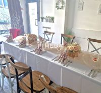 Stilvolle Gastronomiebereiche mit Holzboden und dekoriertem Tisch für Feiern.