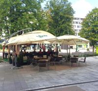 Sommerterrasse in den Gastronomiebereichen am Freiheitsplatz in Vranov nad Topľou.