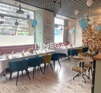 Gastronomische Räume mit Blumenwand, Luftballons und Boden mit Holzdekor.