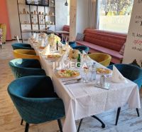 Stilvolle Gastronomiebereiche mit dekorativer Dekoration, Holzboden und eleganten Stühlen.